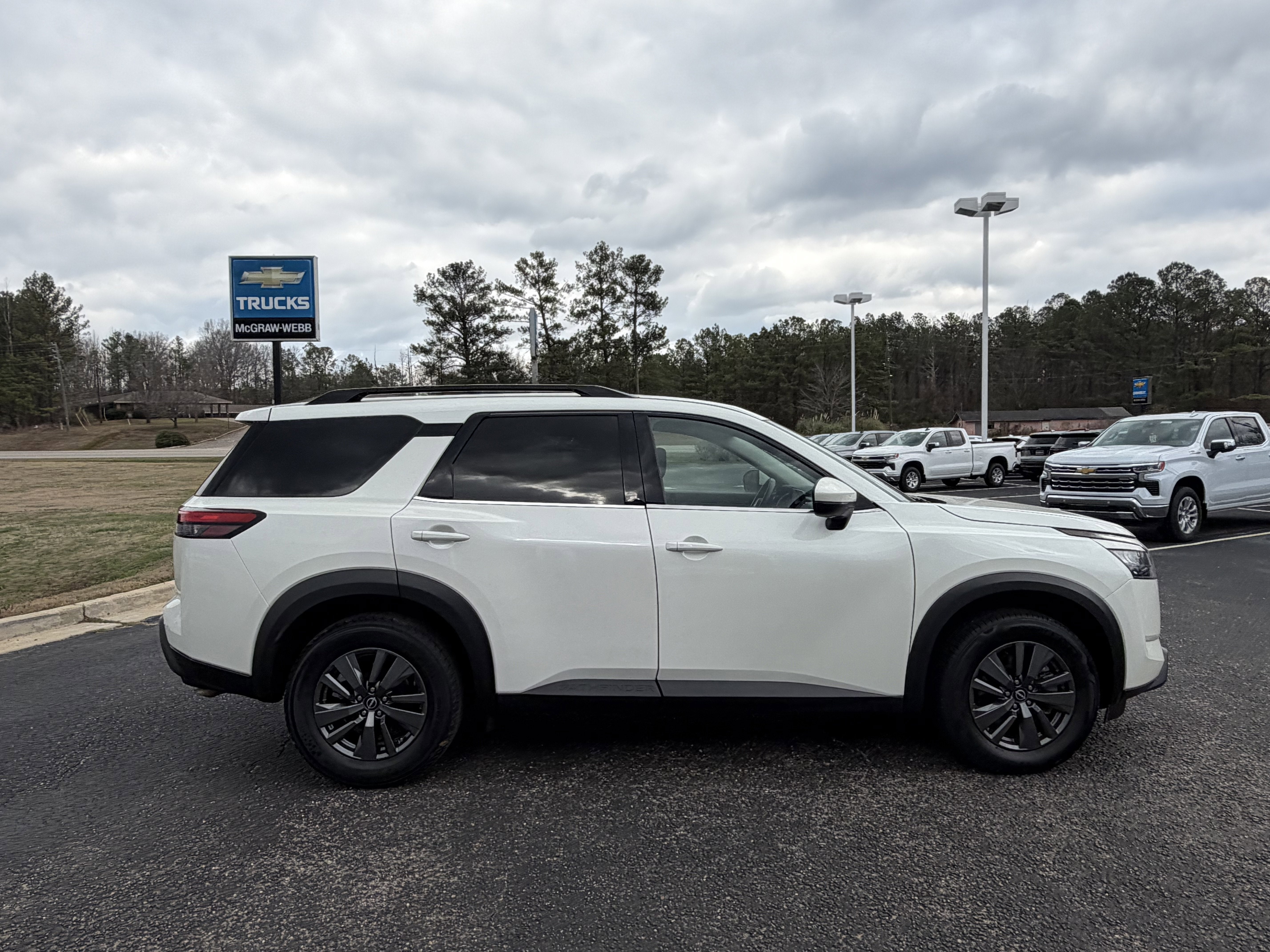 2024 Nissan Pathfinder SV