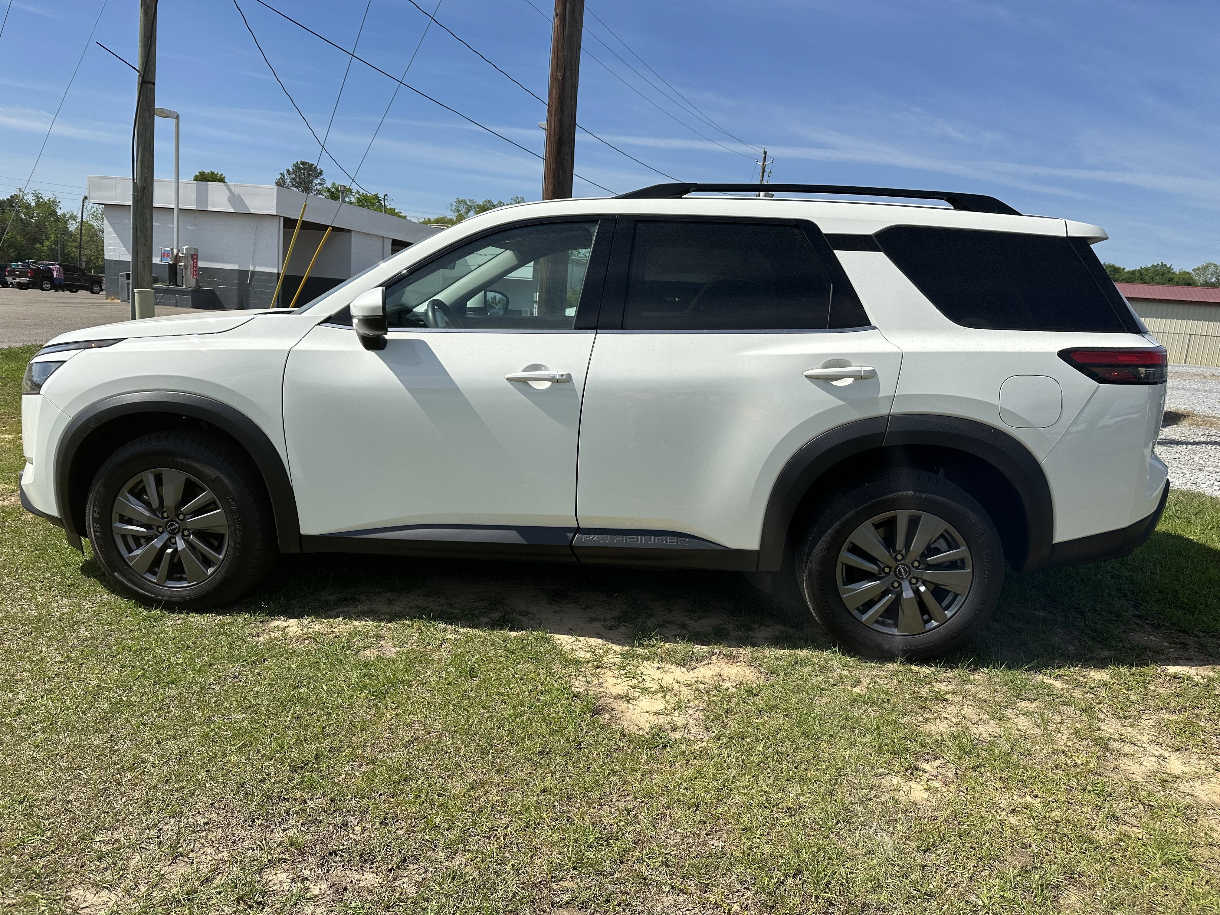 2025 Nissan Pathfinder SV