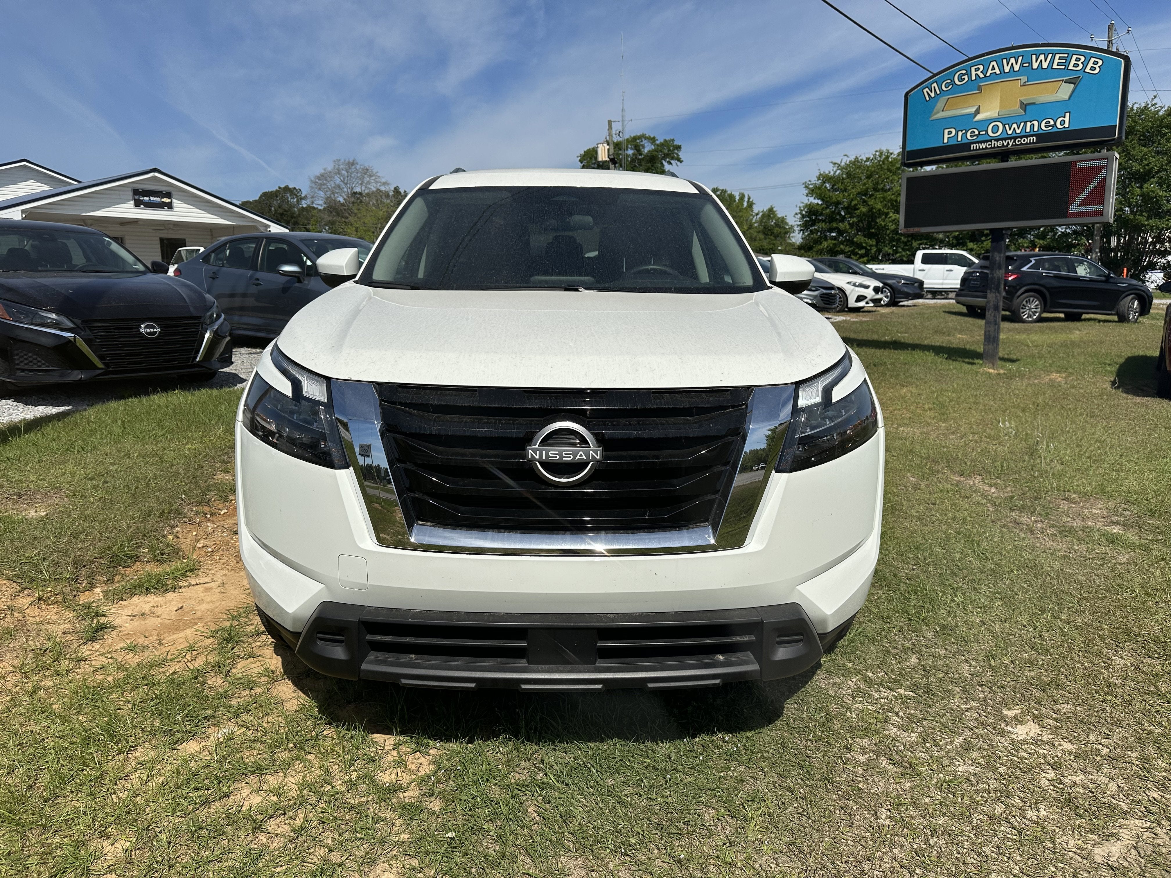2025 Nissan Pathfinder SV