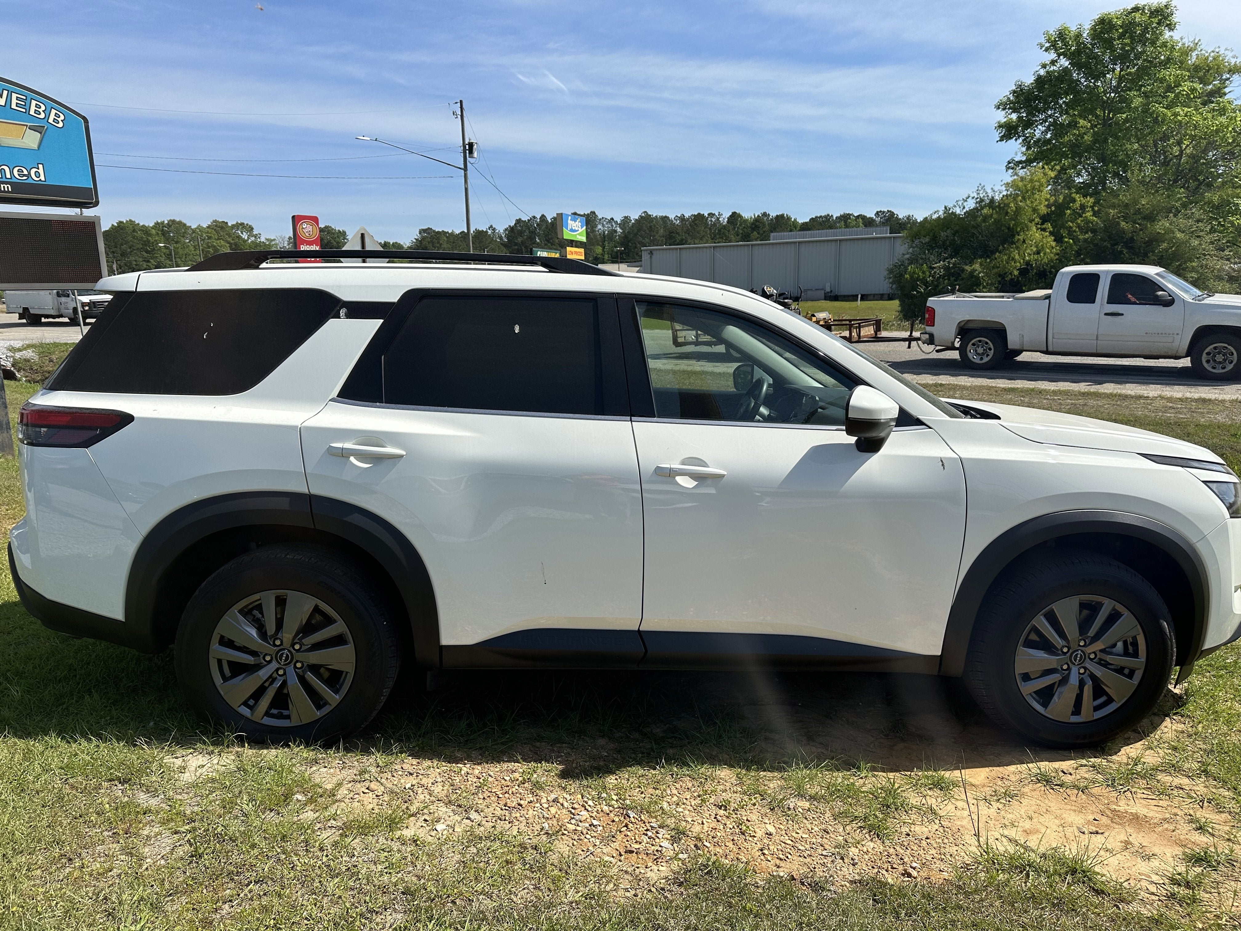 2025 Nissan Pathfinder SV