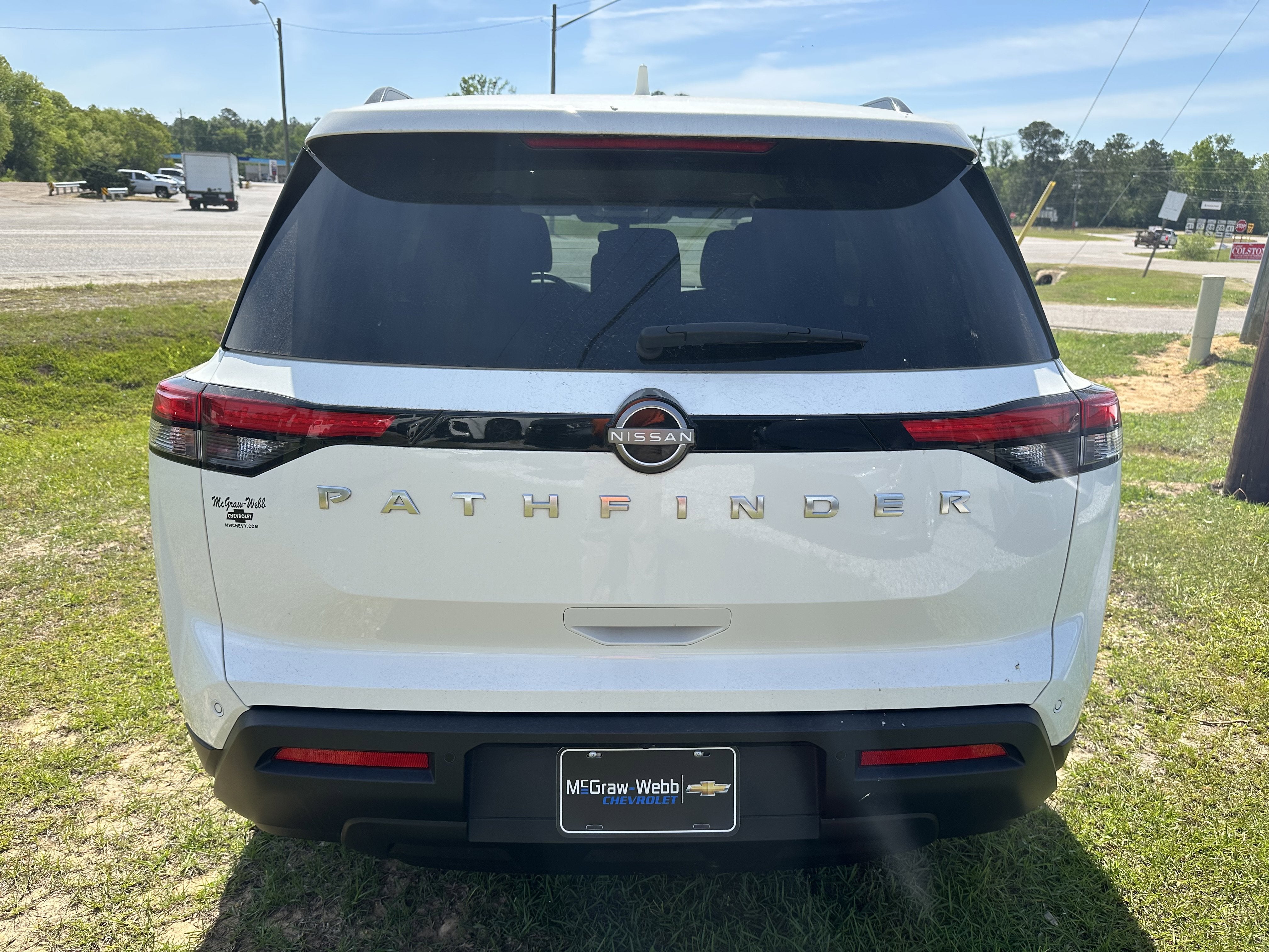 2025 Nissan Pathfinder SV