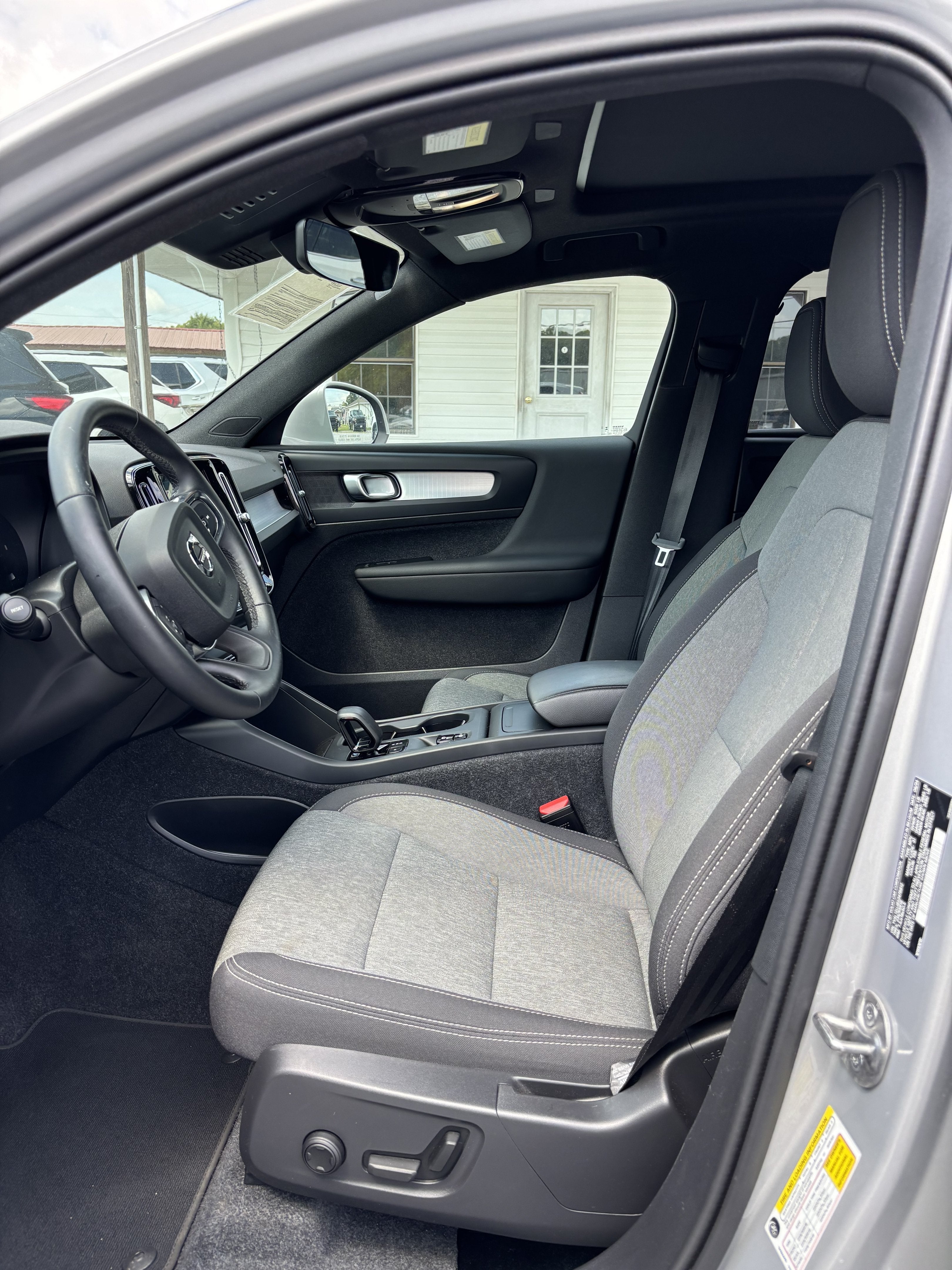 2025 Volvo XC40 Core Bright Theme