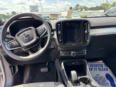 2025 Volvo XC40 Core Bright Theme