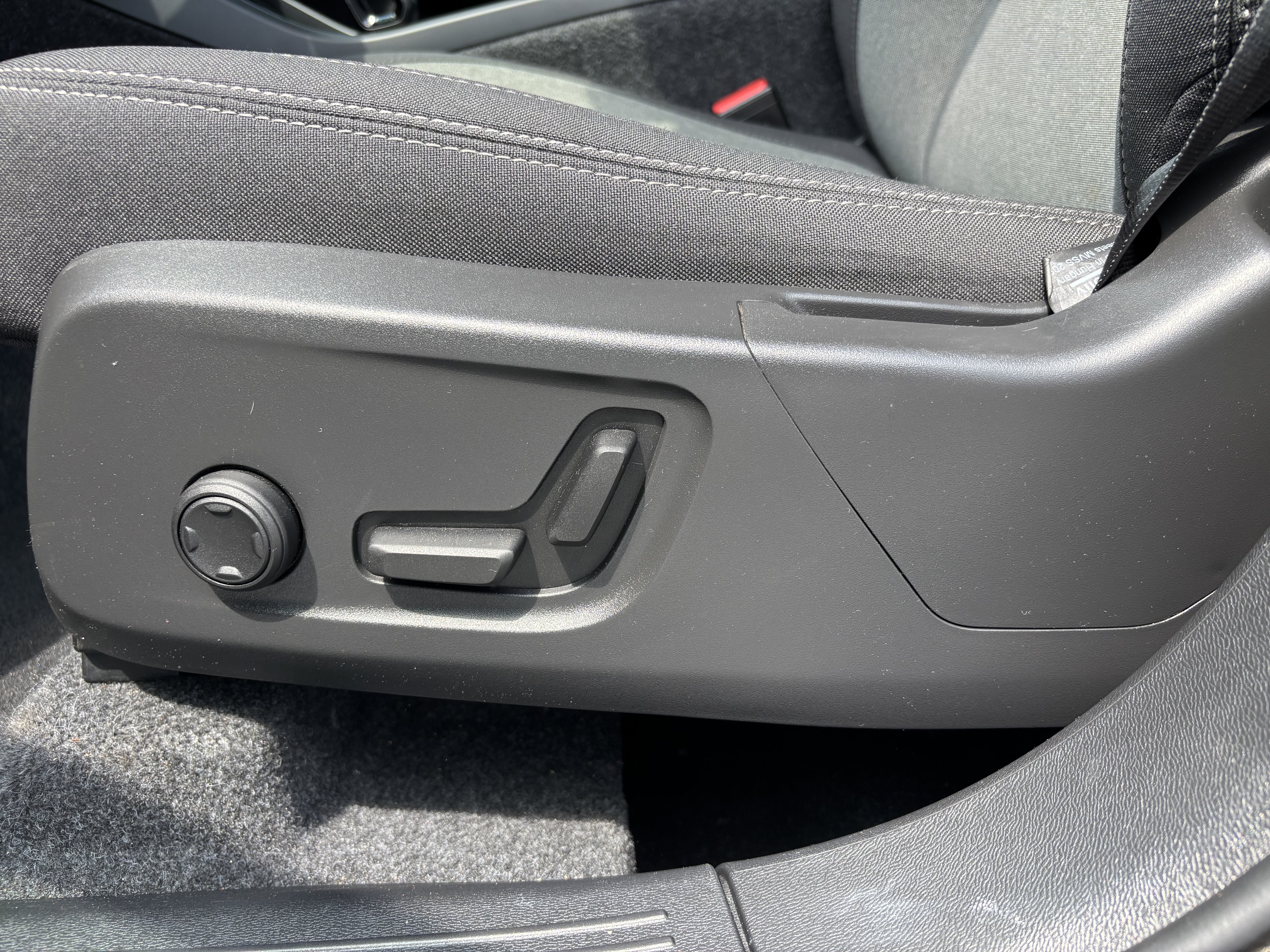 2025 Volvo XC40 Core Bright Theme